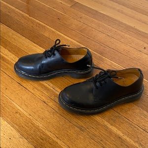 LOWTOP BLACK DR. MARTENS